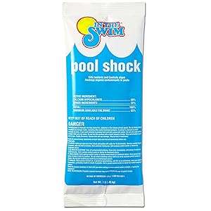 В плавательном бассейне Shock Chlorine Shock